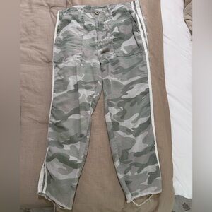 MOTHER The Shaker Crop Fray Camo Pants Desert Print